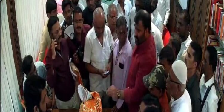 सोलापुरात भरतशेठ गोगावले समोरच मनीष काळजे व मनोज शेजवाळ यांच्यात राडा ; सीसीटीव्ही फुटेज आले समोर