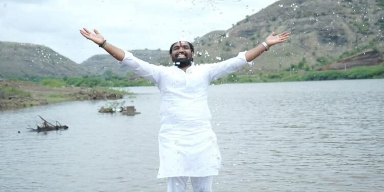 होय हे शक्य आहे ! राम सातपुते यांचा हा फोटो फेसबुकवर का वेधतोय लक्ष