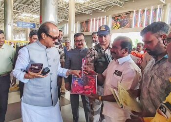 अजितदादांना महाराष्ट्र दिनाच्या अशाही शुभेच्छा ;  बाबासाहेबांची माझी आत्मकथा व अण्णाभाऊ साठे यांचे फकिरा पुस्तक भेट