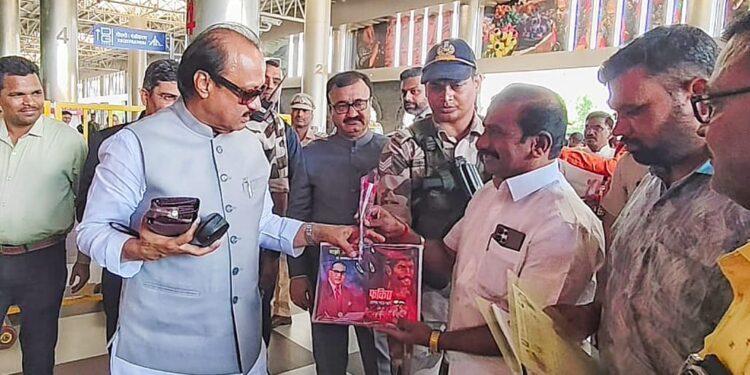 अजितदादांना महाराष्ट्र दिनाच्या अशाही शुभेच्छा ;  बाबासाहेबांची माझी आत्मकथा व अण्णाभाऊ साठे यांचे फकिरा पुस्तक भेट