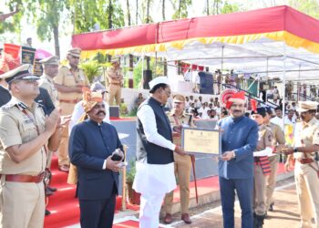 जिल्हाधिकारी दिलीप स्वामी यांचा महाराष्ट्र दिनी झाला विशेष सन्मान