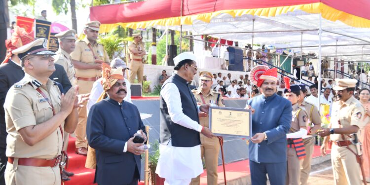 जिल्हाधिकारी दिलीप स्वामी यांचा महाराष्ट्र दिनी झाला विशेष सन्मान