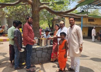 श्रीमंत मानाचा कसबा गणपतीचा स्तूत्य उपक्रम ; आरासच्या आंब्याचे आमरस करून वाटले गरजूंना