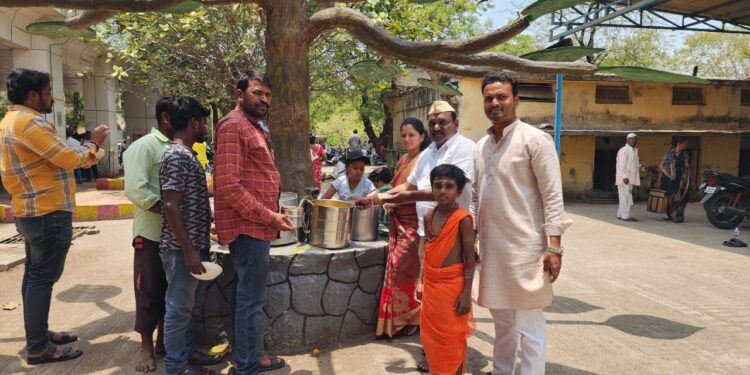 श्रीमंत मानाचा कसबा गणपतीचा स्तूत्य उपक्रम ; आरासच्या आंब्याचे आमरस करून वाटले गरजूंना