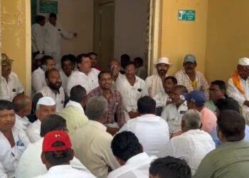 सोलापुरात शेतकऱ्यांनी सिंचन भवन समोर मांडला ठिय्या ; सीना नदीतील पाणी….