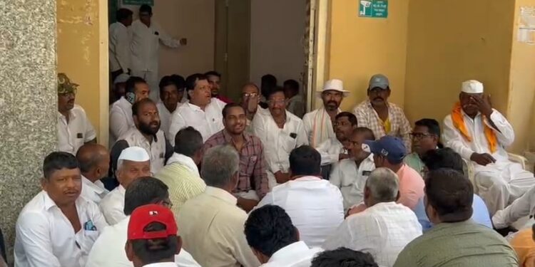 सोलापुरात शेतकऱ्यांनी सिंचन भवन समोर मांडला ठिय्या ; सीना नदीतील पाणी….