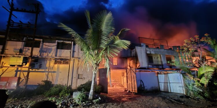 भयानक ! सोलापुरात अग्नी तांडव, आगीत होरपळून चार जणांचा मृत्यू? ; अजून पाच जण अडकल्याची माहिती