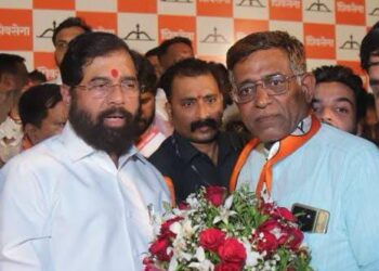 पत्रकारांनाही एकनाथ शिंदे यांची भुरळ ! सोलापूरचे जेष्ठ पत्रकार शिवसेनेत दाखल