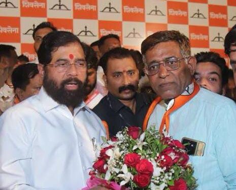 पत्रकारांनाही एकनाथ शिंदे यांची भुरळ ! सोलापूरचे जेष्ठ पत्रकार शिवसेनेत दाखल