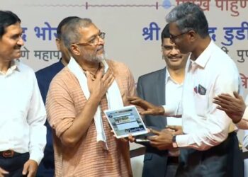 नाना पाटेकर स्वतःच “स्वच्छ नाना”चा सत्कार करतो तेंव्हा…