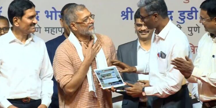 नाना पाटेकर स्वतःच “स्वच्छ नाना”चा सत्कार करतो तेंव्हा…