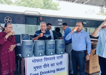 अरे व्वा ! रेल्वे स्टेशनवर थंड पाणी ते ही मोफत ; केतन वोरा मित्र परिवार सरसावला !