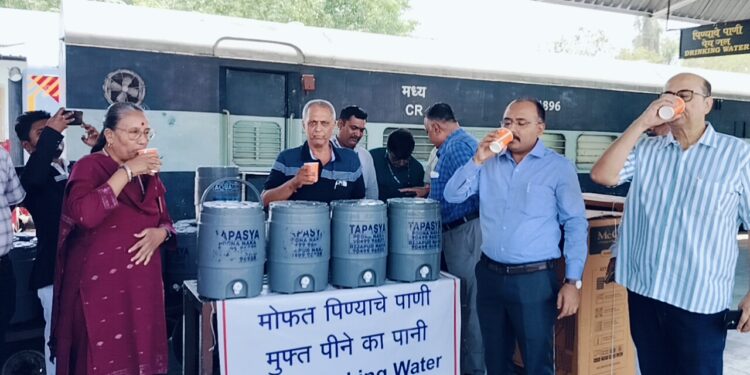 अरे व्वा ! रेल्वे स्टेशनवर थंड पाणी ते ही मोफत ; केतन वोरा मित्र परिवार सरसावला !