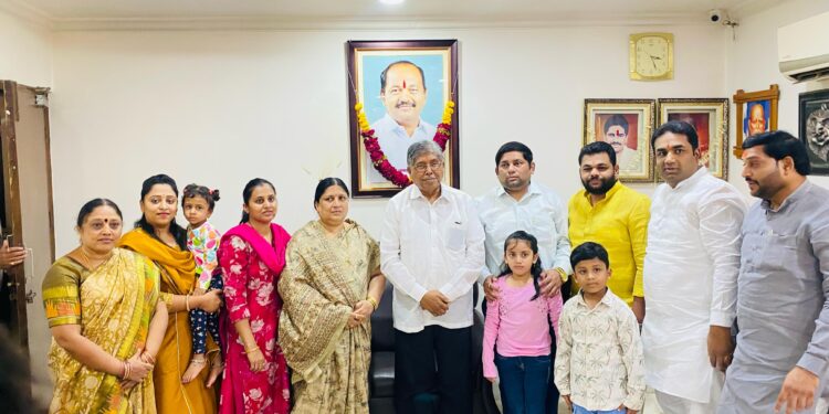 चंद्रकांत पाटलांनी दिला महेश कोठे यांच्या आठवणींना उजाळा ; राधाश्री निवासस्थानी सदिच्छा भेट