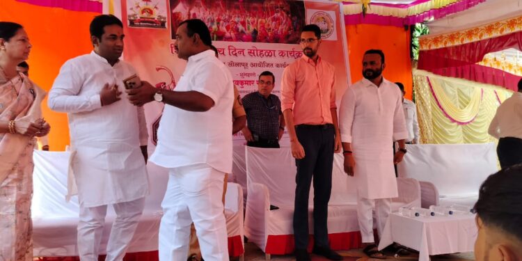 अरे माझे नको रे अन् त्यांनी राजांकडे बोट दाखवले ! हजरजबाबी पालकमंत्री जयकुमार गोरे