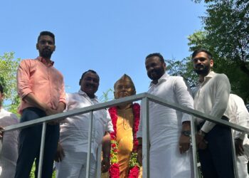 सहकार महर्षी मोहिते पाटलांना अभिवादन करूनच पालकमंत्र्यांचा झेडपीत प्रवेश ; नव्या सभागृहाचे केले या शब्दात कौतुक