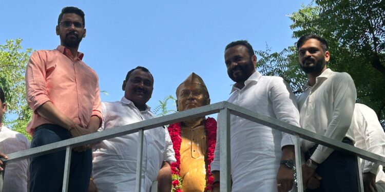 सहकार महर्षी मोहिते पाटलांना अभिवादन करूनच पालकमंत्र्यांचा झेडपीत प्रवेश ; नव्या सभागृहाचे केले या शब्दात कौतुक