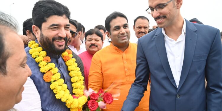 जिल्हाधिकारी आशीर्वाद यांना क्रेडिट दिलेच पाहिजे ! जे ठरवतात ते करूनच दाखवतात