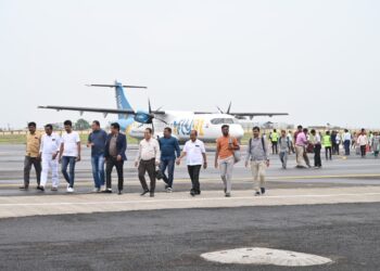 गोव्यावरून सोलापूरला विमान आले सर्वांनी शिट्ट्या अन् टाळ्या वाजवून केले स्वागत
