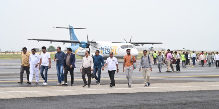 गोव्यावरून सोलापूरला विमान आले सर्वांनी शिट्ट्या अन् टाळ्या वाजवून केले स्वागत