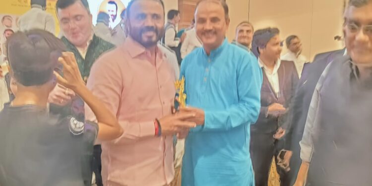 ‘कुलकर्णी द पॉवर ‘ पालकमंत्र्यांच्या हस्ते व जिल्हाधिकाऱ्यांच्या उपस्थितीत झाला सन्मान