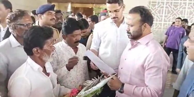 अण्णाभाऊ साठे जयंती मिरवणुकीस रात्री बारापर्यंत परवानगी द्या ; पालकमंत्र्यांना समाजाचे पत्र