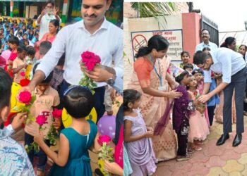 IAS अधिकाऱ्याच्या हातून गुलाब घेताच विद्यार्थ्यांचा आनंद गगनात ! असा झाला प्रवेशोत्सव