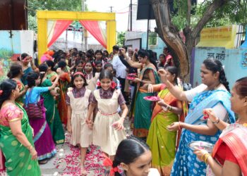 सिद्धेश्वर कन्या प्रशालेत प्रवेशोत्सव साजरा ; विद्यार्थ्यांचे झाले जंगी स्वागत