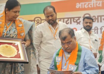 कार्य अहवाल पाहून रवींद्र चव्हाणांनी दिली अक्षय अंजिखाने यांना शाबासकीची थाप