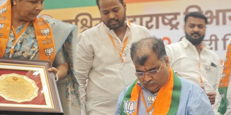 कार्य अहवाल पाहून रवींद्र चव्हाणांनी दिली अक्षय अंजिखाने यांना शाबासकीची थाप