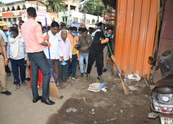 स्वच्छतेसाठी राबले हजारों हात; पालकमंत्री, जिल्हाधिकारी, सिईओ, आयुक्तांनी हाती झाडू घेत केली पंढरी स्वच्छ