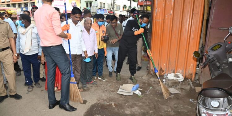 स्वच्छतेसाठी राबले हजारों हात; पालकमंत्री, जिल्हाधिकारी, सिईओ, आयुक्तांनी हाती झाडू घेत केली पंढरी स्वच्छ