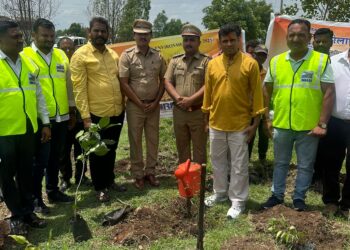 सोलापूर तुळजापूर महामार्गावर वृक्षारोपण ; सह्याद्री फाउंडेशनचा पुढाकार