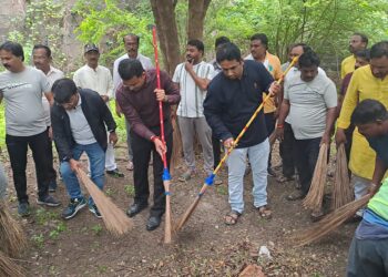तिकडे भाऊ अन् इकडे दादा, दोघेही स्वच्छतेचे पाईक ; आयुक्त ओंबासे यांच्या मोहिमेत सहभाग