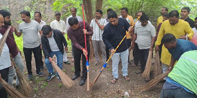 तिकडे भाऊ अन् इकडे दादा, दोघेही स्वच्छतेचे पाईक ; आयुक्त ओंबासे यांच्या मोहिमेत सहभाग