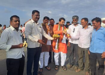 गजानन महाराज पालखीतील वारकरी व भाविकांना केळी वाटप ; प्रशांत गायकवाड मित्र परिवाराचा उपक्रम