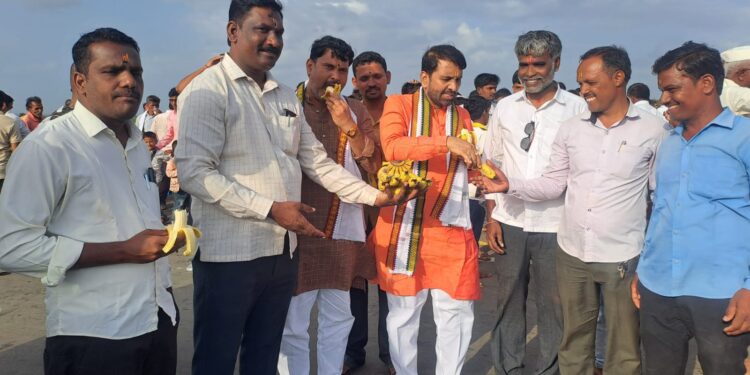 गजानन महाराज पालखीतील वारकरी व भाविकांना केळी वाटप ; प्रशांत गायकवाड मित्र परिवाराचा उपक्रम