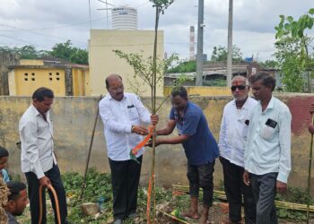 होटगी स्टेशन गावात ‘एक पेड माँ के नाम’ ; राजर्षी शाहूंची जयंती, मोदींची संकल्पना