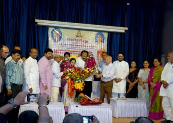 सिद्धाराम म्हेत्रे विना रंगला सातलिंग शटगार यांचा सेवा निवृत्ती सोहळा