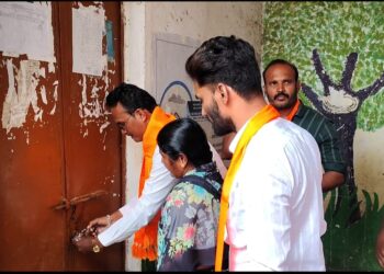 शिवसेना नेत्यांने ग्रामपंचायतला ठोकले टाळे ; सरपंचाच्या मनमानीविरुध्द सदस्य झाले एकत्र