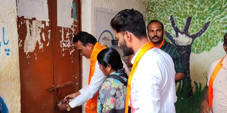 शिवसेना नेत्यांने ग्रामपंचायतला ठोकले टाळे ; सरपंचाच्या मनमानीविरुध्द सदस्य झाले एकत्र