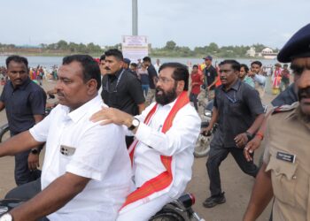 एकनाथ शिंदेंनी मारले पंढरपुरात मार्केट ; बुलेट वारी करत वारकऱ्यांच्या घेतल्या भेटी