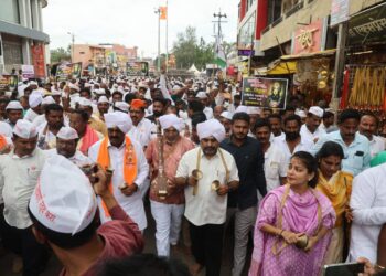 विठ्ठला..पांडुरंगा महायुती सरकारला सुबुद्धी दे! काँग्रेसचे सतेज पाटील, राजू शेट्टी, प्रणिती शिंदेंचे साकडे