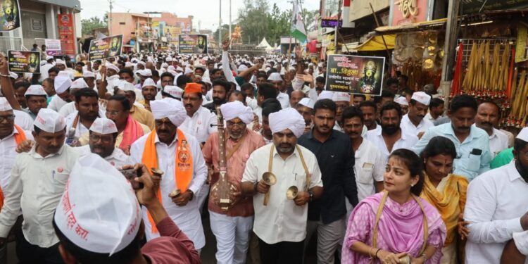 विठ्ठला..पांडुरंगा महायुती सरकारला सुबुद्धी दे! काँग्रेसचे सतेज पाटील, राजू शेट्टी, प्रणिती शिंदेंचे साकडे