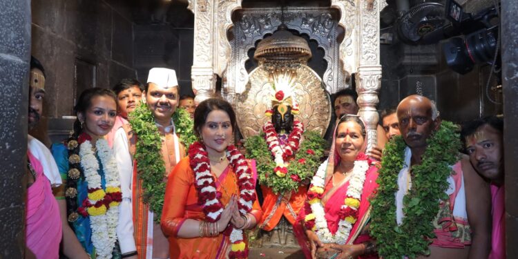 आषाढी एकादशी निमित्त मुख्यमंत्री देवेंद्र फडणवीस यांच्या हस्ते विठ्ठल रुक्मिणीची महापूजा ; विठ्ठल चरणी घातले हे साकडे