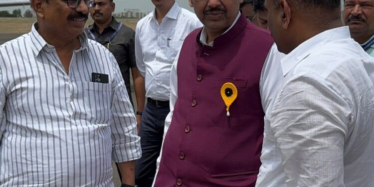 दिलीप माने सीएम देवेंद्र फडणवीसांच्या भेटीला ; राजकीय समीकरणे बदलण्याची चिन्हे