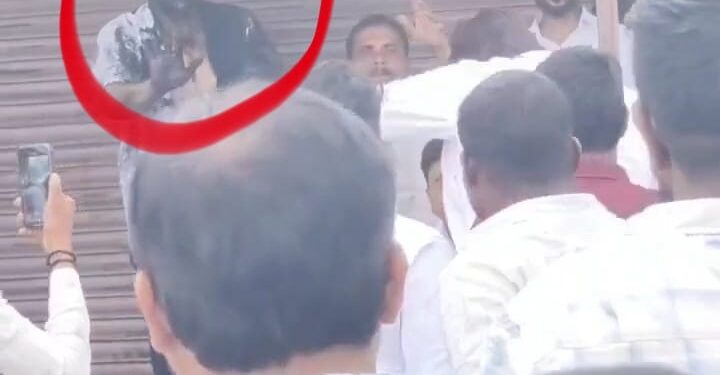 सोलापूरचे अक्कलकोट मध्ये मोठा राडा ; संभाजी ब्रिगेडचे अध्यक्ष प्रवीण गायकवाड यांना काळे फासले