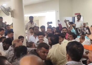 ब्रेकिंग : मराठा समाजाच्या बैठकीत एकाला बडवले ! यांचा केला एकेरी उल्लेख, समर्थक चिडले