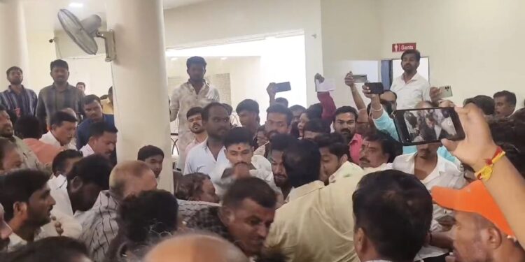 ब्रेकिंग : मराठा समाजाच्या बैठकीत एकाला बडवले ! यांचा केला एकेरी उल्लेख, समर्थक चिडले