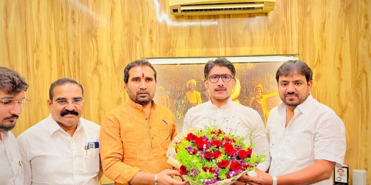 सोलापुरात बाळराजेंचे भाऊ आणि भाईंकडून जोरदार स्वागत ; अनगरकरांचा सोलापुरात वाढता संपर्क